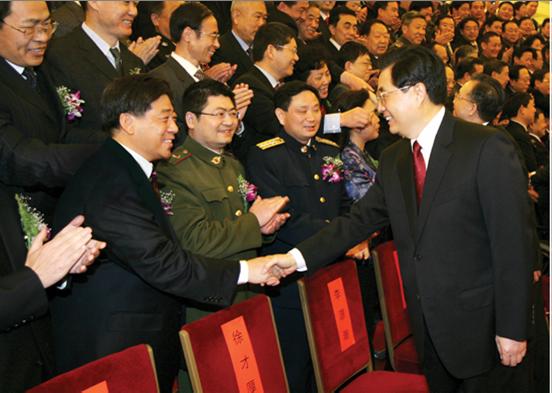 胡錦濤與三角集團董事長親切握手