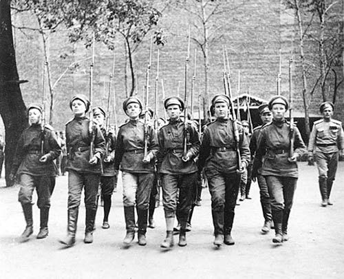 俄國婦女敢死營女兵表演佇列