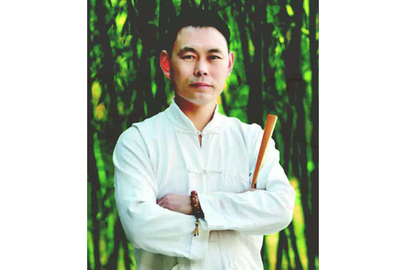 鄭高(北派制扇非遺傳承人,藝術家。) 鄭高(北派制扇非遺傳承人,藝術家。)