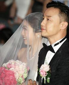 53歲的鄭敬基與小19歲的Angie再婚