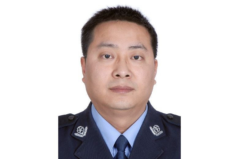 馮明(新疆維吾爾自治區烏魯木齊市公安局治安管理支隊(治安管理分局、便民警務管理支隊)原黨委委員、紀委書記) 馮明(新疆維吾爾自治區烏魯木齊市公安局治安管理支隊(治安管理分局、便民警務管理支隊)原黨委委員、紀委書記)