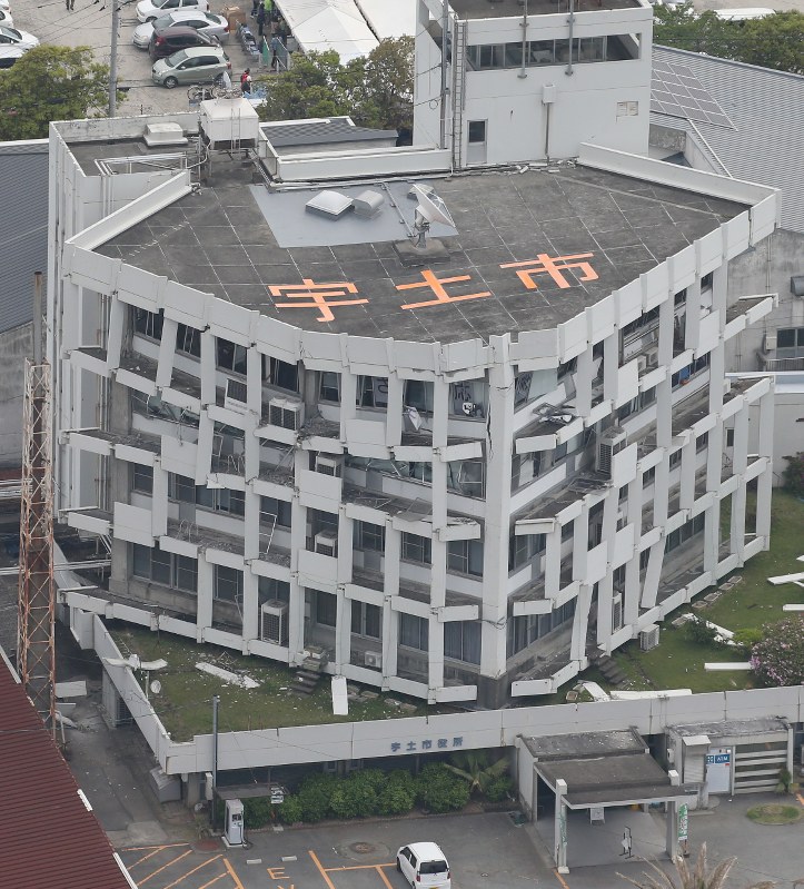 倒塌的宇土市市政廳（攝於2016年4月16日）