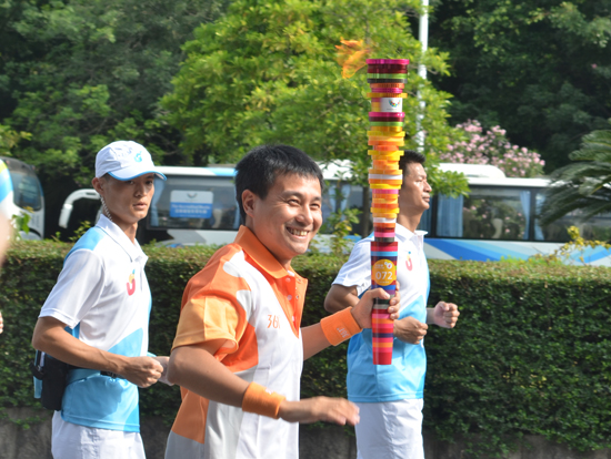 王銳祥（中）參加深圳第26屆大運會火炬傳遞