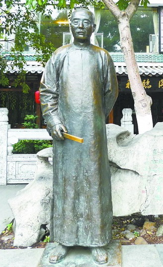 榕湖畔的王鵬運銅像