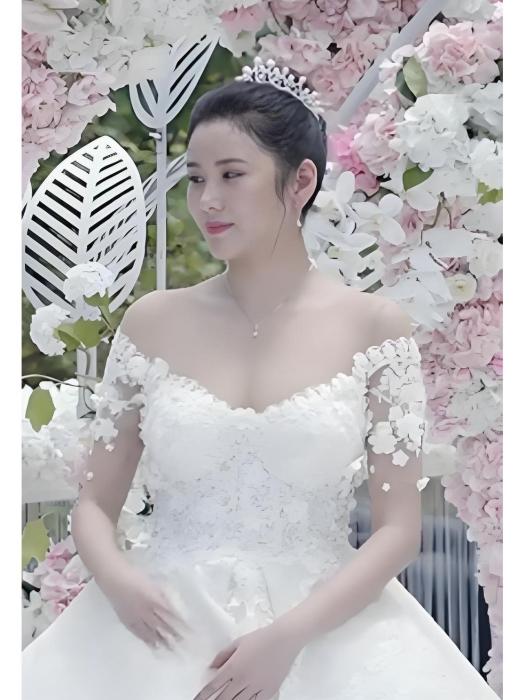 覃玉嬌(2020年電視劇《追夢》中的角色,由高瓏珂飾演。) 覃玉嬌(2020年電視劇《追夢》中的角色,由高瓏珂飾演。)