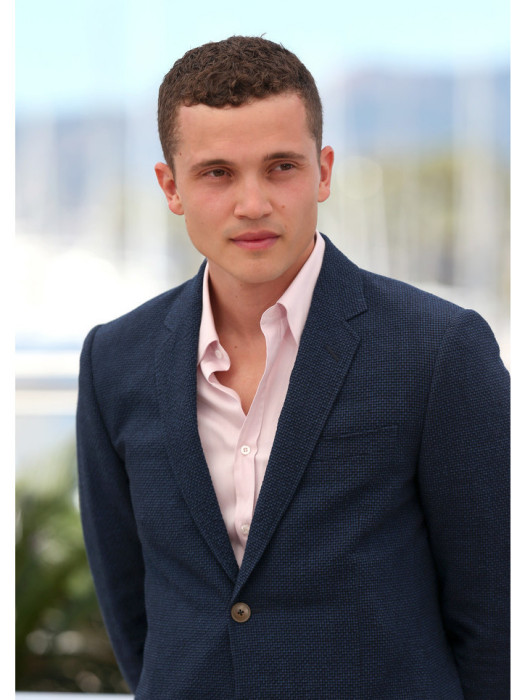 卡爾·格洛斯曼(Karl Glusman) 卡爾·格洛斯曼(Karl Glusman)