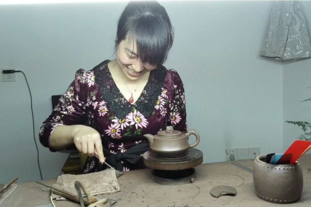 楊麗(助理工藝美術師) 楊麗(助理工藝美術師)