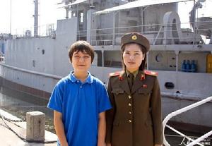 喬納森-李（左）與一名朝鮮女兵（右）合影