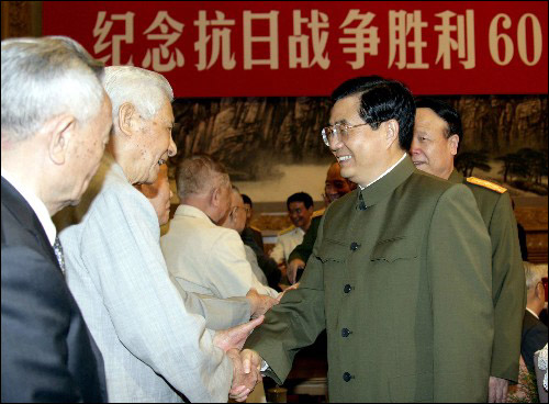 05年胡錦濤主席與朱敦法等老領導親切握手