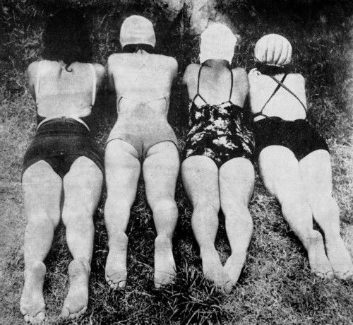 1940年，身著泳衣的女性在曬日光浴