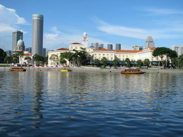 皇后坊大廈就在新加坡河對岸