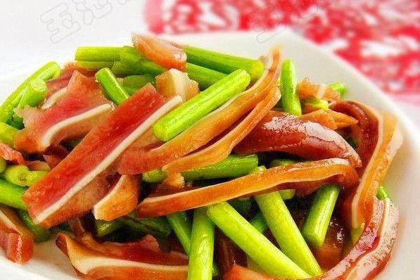 蒜苗炒小卷 蒜苗炒小卷