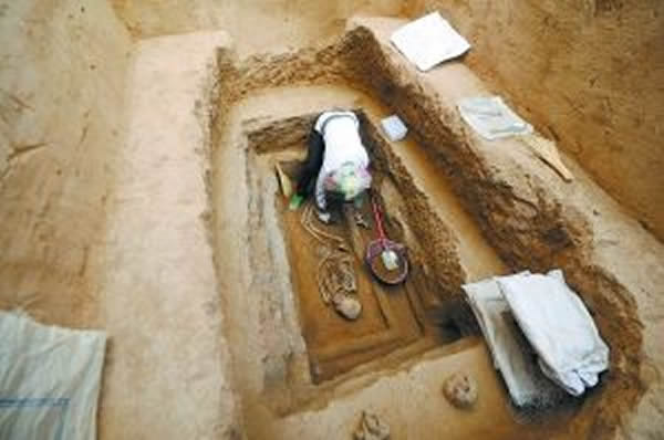 西周墓葬挖掘現場