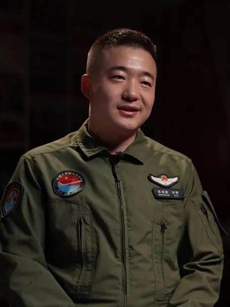 張成梁(空軍航空兵某團飛行二大隊副大隊長) 張成梁(空軍航空兵某團飛行二大隊副大隊長)