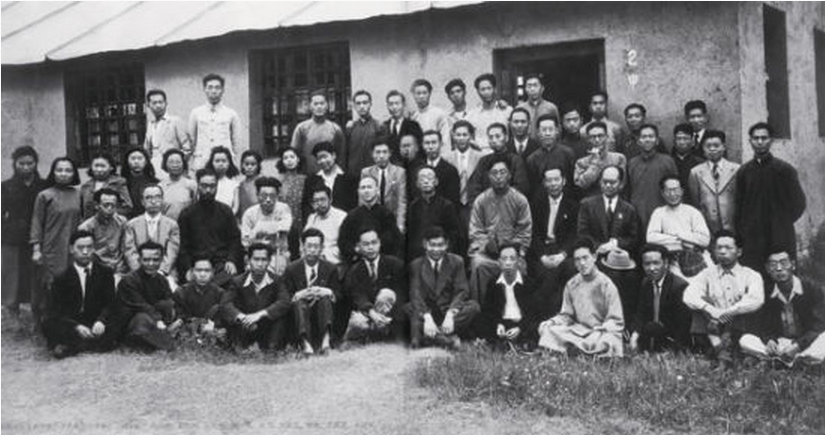 1946年5月3日，西南聯大中文系全體師生在教室前合影。