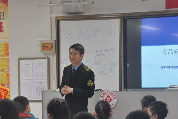 黃曉文(南寧市市場監管局食品餐飲安全監管科科長) 黃曉文(南寧市市場監管局食品餐飲安全監管科科長)