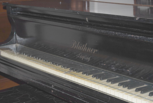 鋼琴的琴標清晰可見
