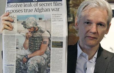 阿桑奇手持揭發阿富汗戰爭真實狀況的報紙