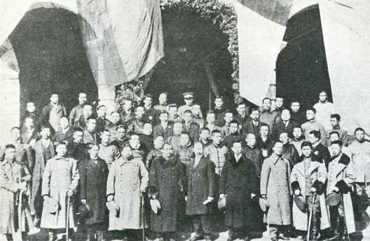 1912年元旦，孫中山就職，中華民國成立。