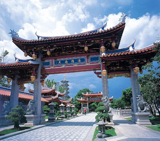 新加坡雙林寺 牌樓“法耀南天”