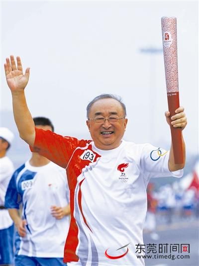 伍紹祖在進行北京奧運聖火傳遞