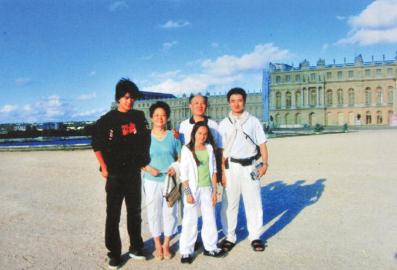 2006年在法國巴黎凡爾賽宮家庭合影