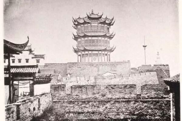 黃鶴樓約翰·湯姆遜於1871年在漢陽門城門瓮城牆上攝