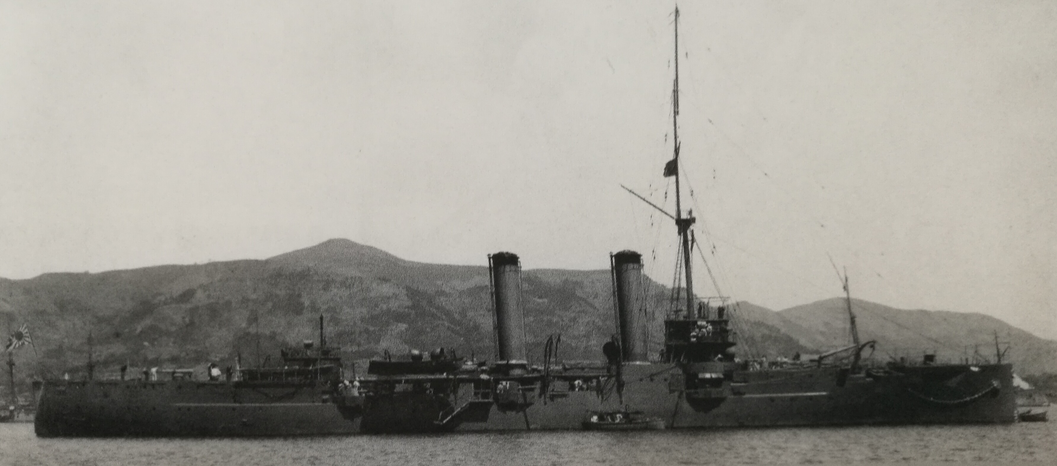 1909年4月16日停泊於佐世保軍港的須磨，以及撤除了後桅桿