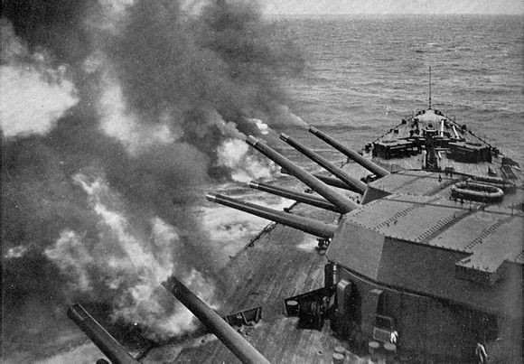 納爾遜級戰列艦主炮齊射的場面