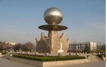 山東莒縣文心廣場上的日月山雕塑