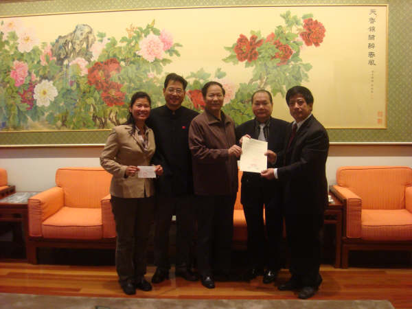 澳大利亞華人協會組織捐款交給秋紹芳總領事
