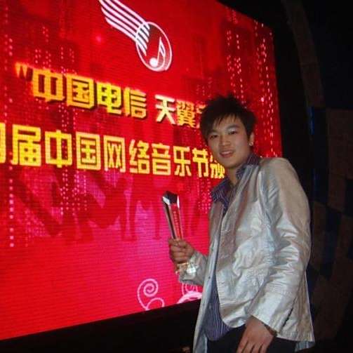 嚴弘