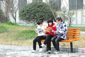 學生在植物苑看書