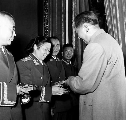 1955年，毛澤東親自為李貞將軍授銜