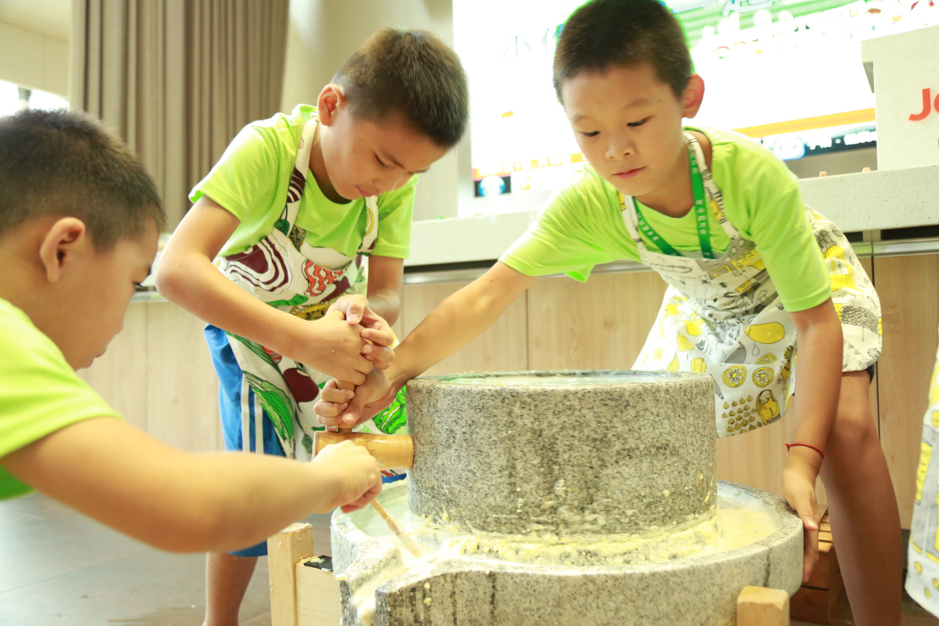 孩子們研磨豆漿