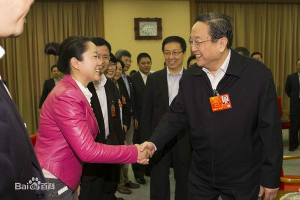 2013年全國政協主席俞正聲與朱雪芹親切握手