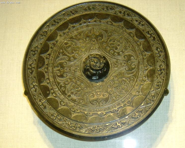 東漢 鑲嵌有貓頭等的銅鏡