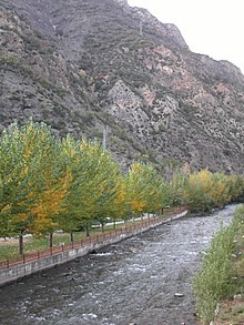 瓦利拉河沿著天然的河谷流過