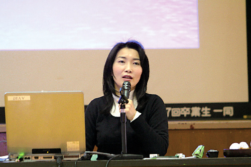 山本美香在母校山梨桂高中的演講