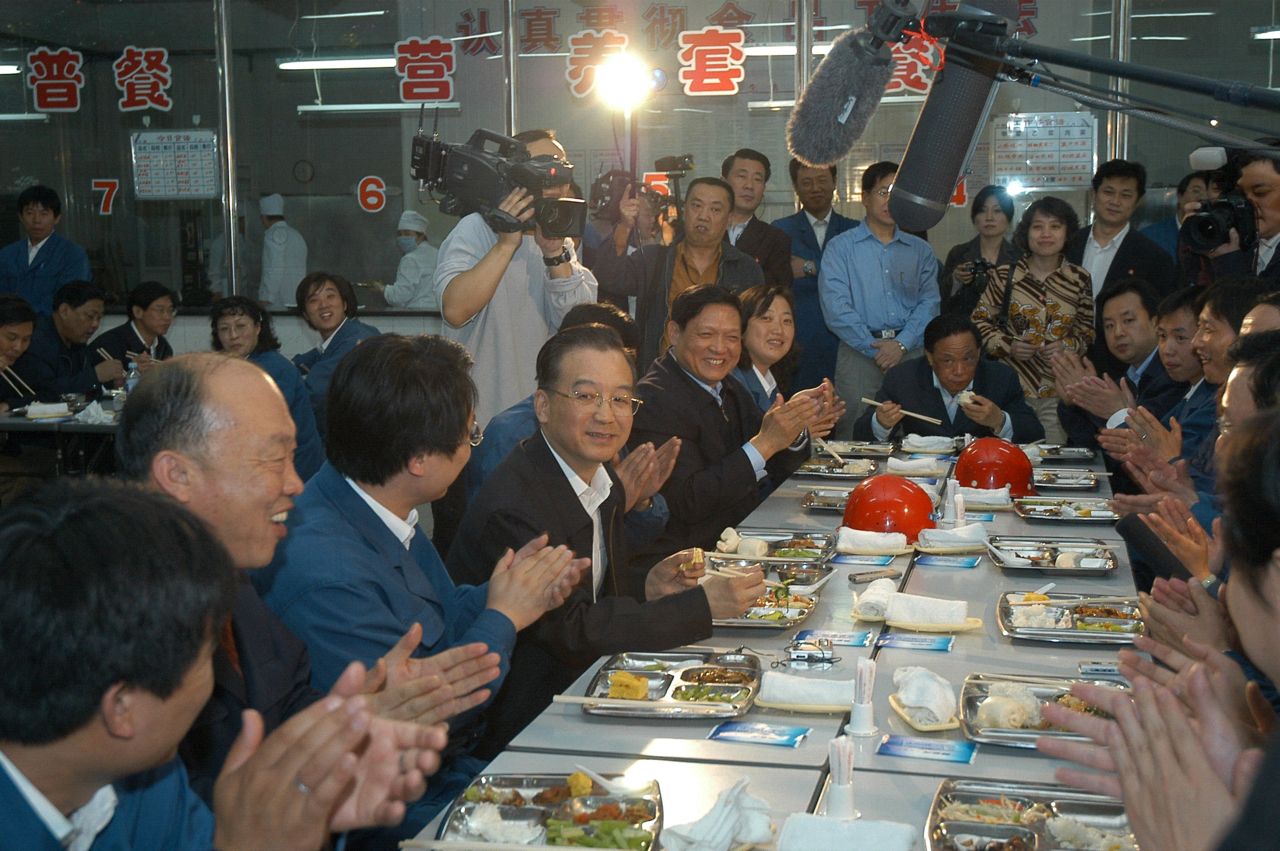 市委書記劉淇等陪同溫總理在首鋼餐飲就餐