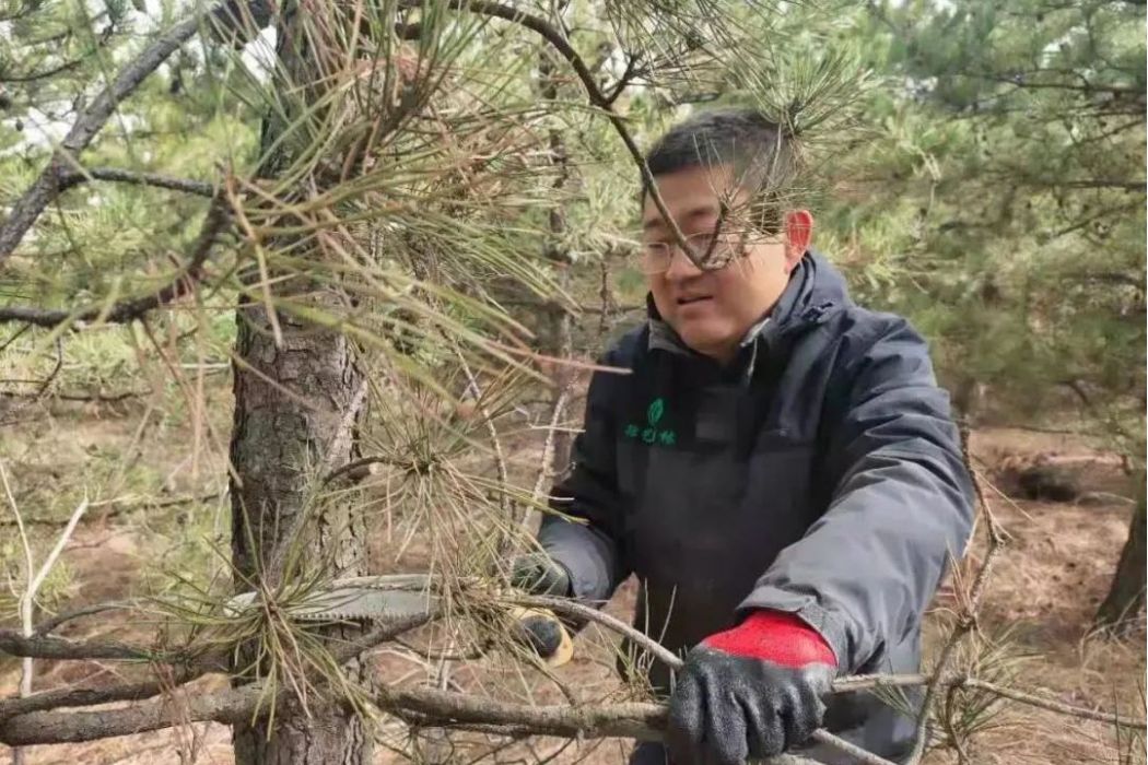鄔尚均(內蒙古自治區鄂爾多斯市律藝園林工程有限責任公司董事長) 鄔尚均(內蒙古自治區鄂爾多斯市律藝園林工程有限責任公司董事長)
