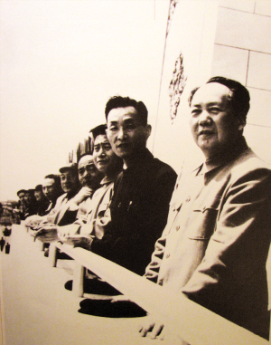 萬曉塘(左一)陪同毛澤東參加勞動節慶祝活動