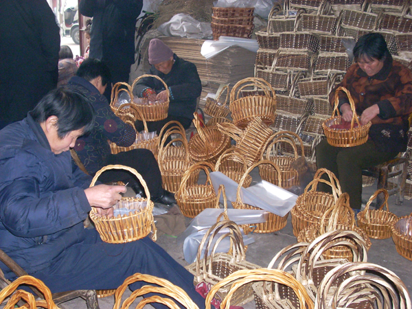 湖北襄陽市程河鎮編職工正在編制柳編產品