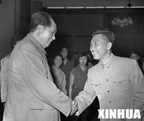 毛澤東和榮高棠握手