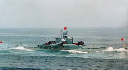 033G型潛艇水上航行