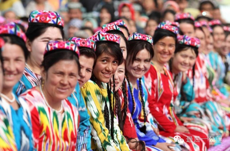 戴花帽穿艾德萊斯綢裙子的維吾爾人