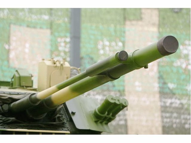 ZBD-97炮塔的100毫米火炮和並列機槍