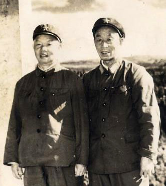 範金標同志（左）與戰友合影