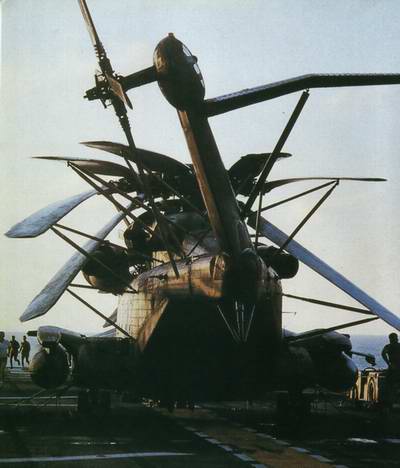 停放在艦上時，MH-53的槳葉可摺疊