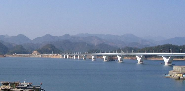 千島湖大橋位於中國浙江省杭州市淳安縣